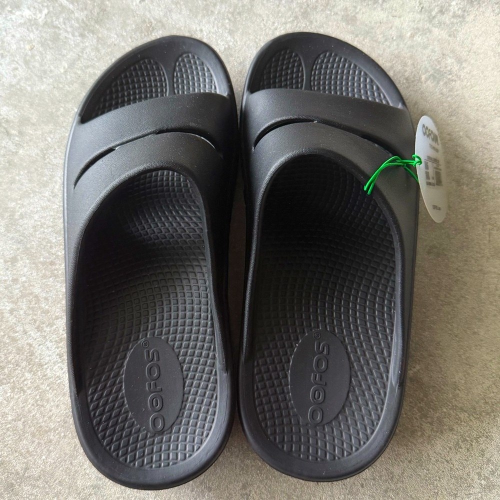 *BRAND NEW* Black Oofos Recovery Slides